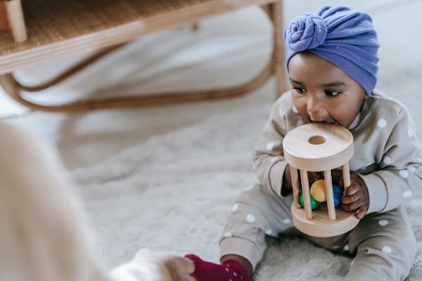 Les hochets en bois : des jouets qui éveillent bébé !