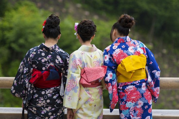 Robe japonaise longue : alliez tradition et modernité élégante